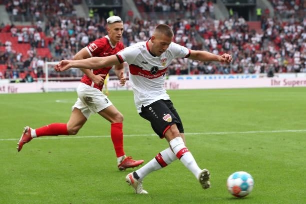 Waldemar Anton of VfB Stuttgart battles for possession with Nico Schlotterbeck of Sport-Club Freiburg during the Bundesliga match between VfB...