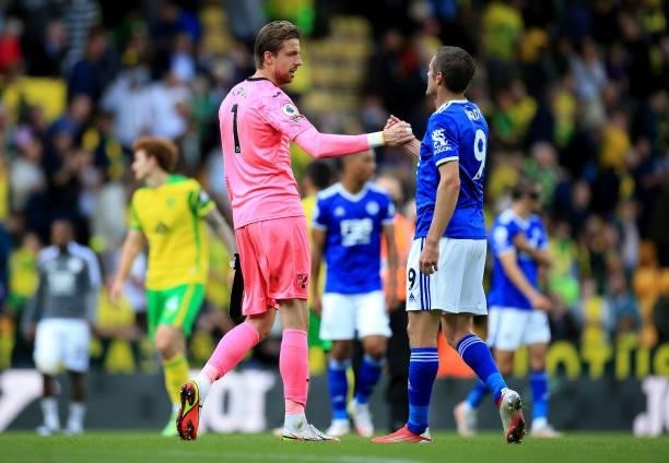 Tim Krul of Norwich City and Jamie Vardy of Leicester City interact following the Premier League match between Norwich City and Leicester City at...