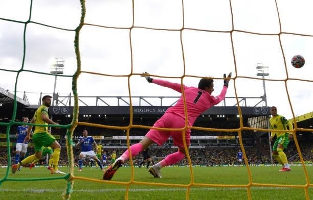 Jamie Vardy of Leicester City scoresthe first Leicester goal past Tim Krul of Norwich City during the Premier League match between Norwich City and...