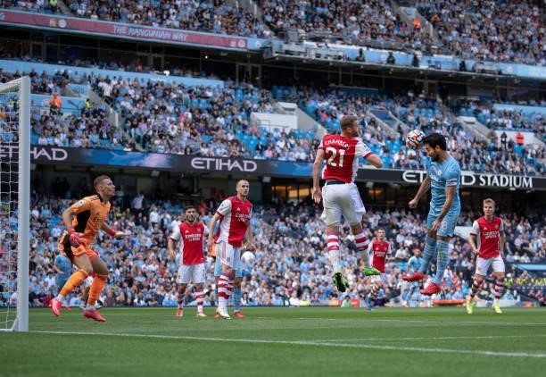 Ilkay Gündogan of Manchester City scores the first goal during the Premier League match between Manchester City and Arsenal at Etihad Stadium on...