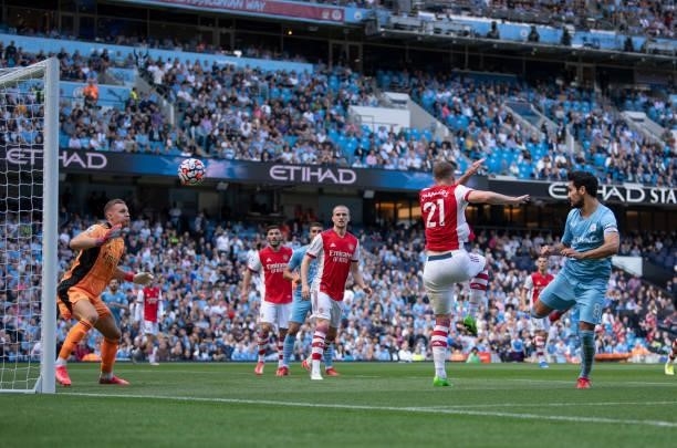 Ilkay Gündogan of Manchester City scores the first goal during the Premier League match between Manchester City and Arsenal at Etihad Stadium on...