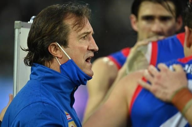 Bulldogs head coach Luke Beveridge talks to his players during the AFL First Elimination Final match between Western Bulldogs and Essendon Bombers at...