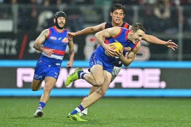 Bailey Dale of the Bulldogs gathers the ball during the AFL First Elimination Final match between Western Bulldogs and Essendon Bombers at University...