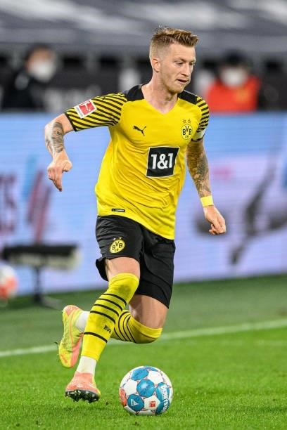 Marco Reus runs with the ball during the Bundesliga match between Borussia Dortmund and TSG Hoffenheim at Signal Iduna Park on August 27, 2021 in...
