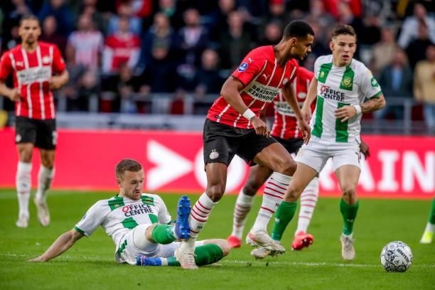 Mike te Wierik of FC Groningen, Cody Gakpo of PSV during the Dutch Eredivisie match between PSV and FC Groningen at Philips Stadion on August 28,...