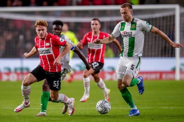 Yorbe Vertessen of PSV, Mike te Wierik of FC Groningen during the Dutch Eredivisie match between PSV and FC Groningen at Philips Stadion on August...