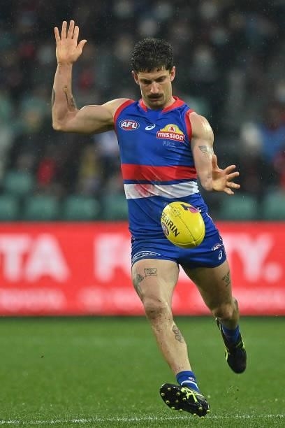 Tom Liberatore of the Bulldogs kicks the ball during the AFL First Elimination Final match between Western Bulldogs and Essendon Bombers at...