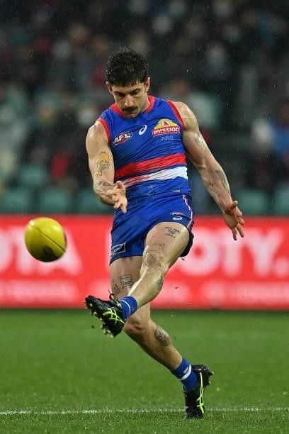 Tom Liberatore of the Bulldogs kicks the ball during the AFL First Elimination Final match between Western Bulldogs and Essendon Bombers at...