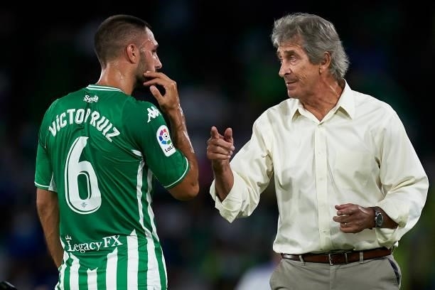 Manuel Pellegrini, Head Coach of Real Betis gives instructions to Victor Ruiz during the La Liga Santander match between Real Betis and Real Madrid...