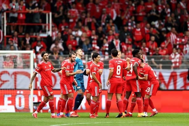 Players of 1. FC Union Berlin hold a huddle ahead of the Bundesliga match between 1. FC Union Berlin and Borussia Mönchengladbach at Stadion An der...