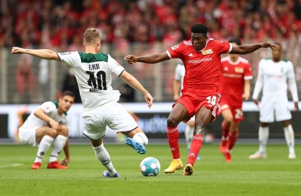 Nico Elvedi of Borussia Moenchengladbach battles for possession with Taiwo Awoniyi of 1.FC Union Berlin during the Bundesliga match between 1. FC...