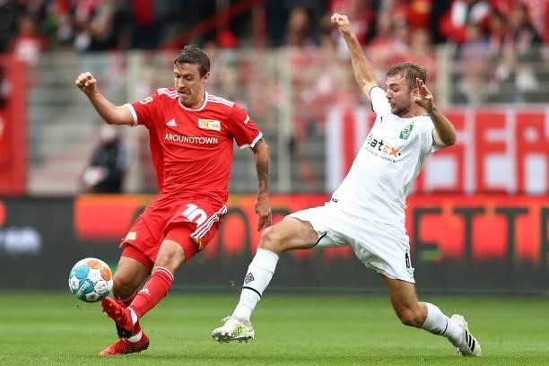 Max Kruse of 1.FC Union Berlin battles for possession with Christoph Kramer of Borussia Moenchengladbach during the Bundesliga match between 1. FC...