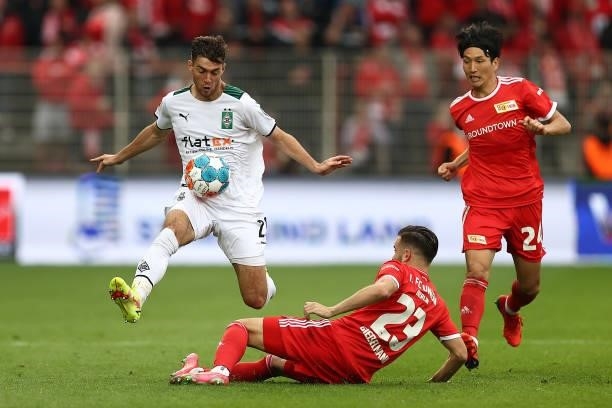 Joe Scally of Borussia Moenchengladbach battles for possession with Niko Giesselmann of 1.FC Union Berlin during the Bundesliga match between 1. FC...