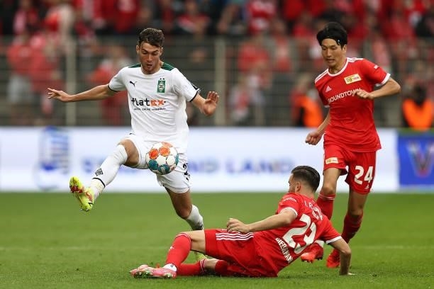 Joe Scally of Borussia Moenchengladbach battles for possession with Niko Giesselmann of 1.FC Union Berlin during the Bundesliga match between 1. FC...