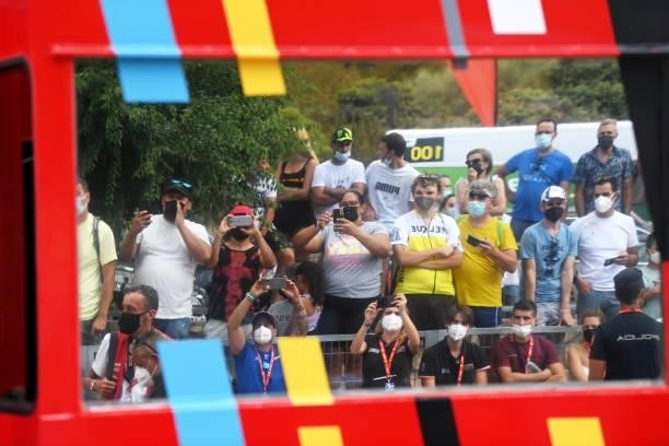 Spectators on the podium ceremony after the 76th Tour of Spain 2021, Stage 15 a 197,5km km stage from Navalmoral de la Mata to El Barraco / @lavuelta...