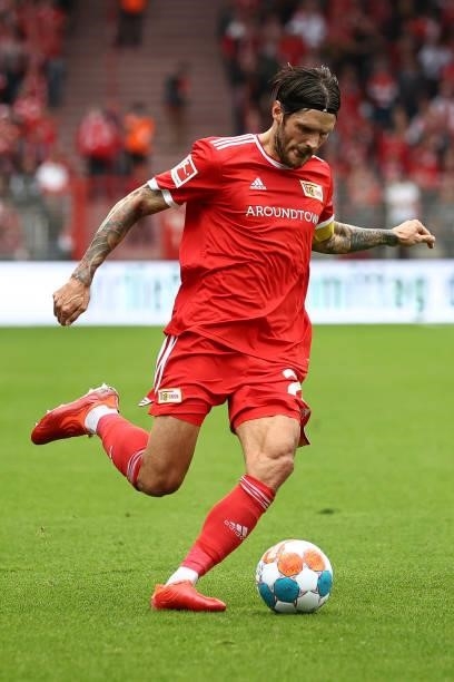 Christopher Trimmel of 1.FC Union Berlin controls the ball during the Bundesliga match between 1. FC Union Berlin and Borussia Mönchengladbach at...