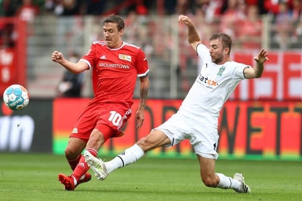Max Kruse of 1.FC Union Berlin and Christoph Kramer of Borussia Monchengladbach battle for possession during the Bundesliga match between 1. FC Union...