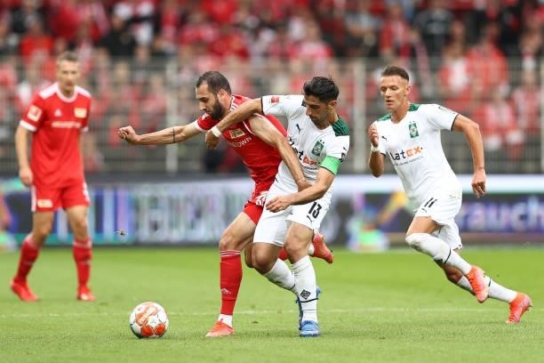 Levin Oeztunali of 1.FC Union Berlin and Lars Stindl of Borussia Monchengladbach battle for possession during the Bundesliga match between 1. FC...