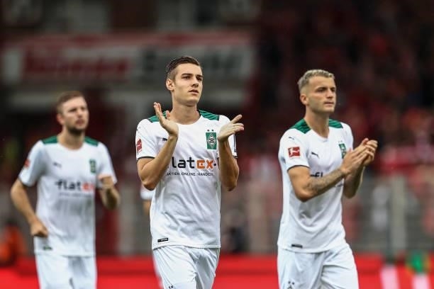 Florian Neuhaus of Borussia Monchengladbach applauds fans prior to the Bundesliga match between 1. FC Union Berlin and Borussia Mönchengladbach at...