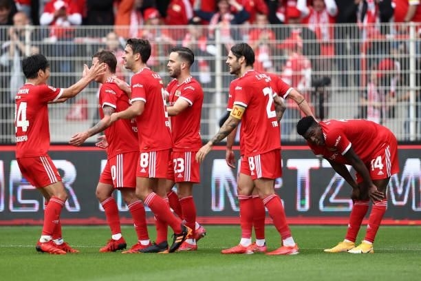 Taiwo Awoniyi of 1.FC Union Berlin celebrates after scoring their sides second goal with team mates during the Bundesliga match between 1. FC Union...