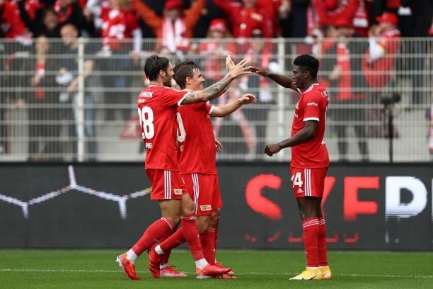 Taiwo Awoniyi of 1.FC Union Berlin celebrates after scoring their sides second goal with team mates during the Bundesliga match between 1. FC Union...