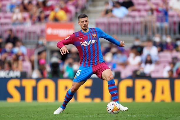 Clement Lenglet of FC Barcelona controls the ball during the La Liga Santander match between FC Barcelona and Getafe CF at Camp Nou on August 29,...