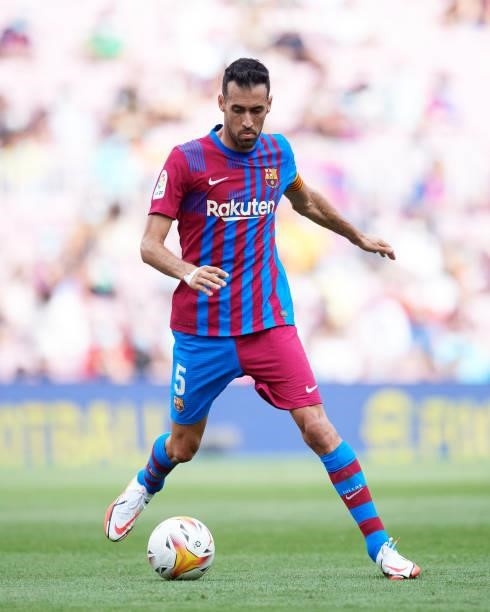 Sergio Busquets of FC Barcelona controls the ball during the La Liga Santander match between FC Barcelona and Getafe CF at Camp Nou on August 29,...