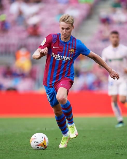 Frenkie De Jong of FC Barcelona runs with the ball during the La Liga Santander match between FC Barcelona and Getafe CF at Camp Nou on August 29,...