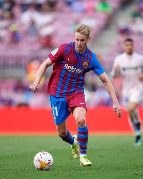 Frenkie De Jong of FC Barcelona runs with the ball during the La Liga Santander match between FC Barcelona and Getafe CF at Camp Nou on August 29,...