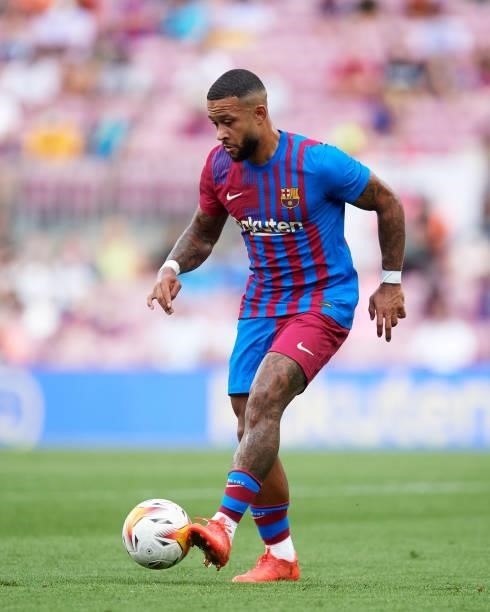 Memphis Depay of FC Barcelona controls the ball during the La Liga Santander match between FC Barcelona and Getafe CF at Camp Nou on August 29, 2021...