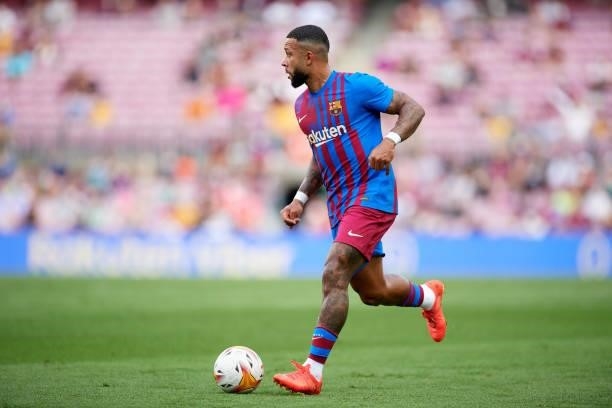 Memphis Depay of FC Barcelona runs with the ball during the La Liga Santander match between FC Barcelona and Getafe CF at Camp Nou on August 29, 2021...