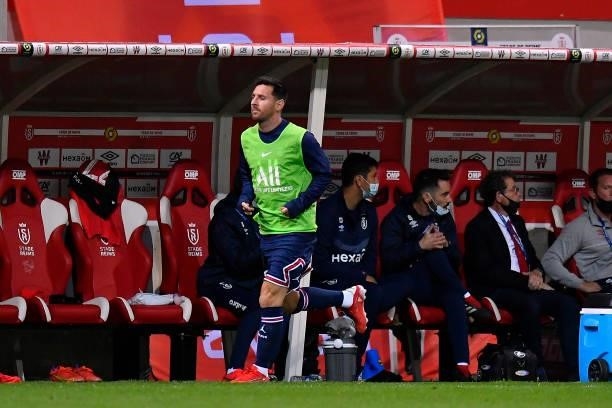 Lionel Messi of Paris Saint-Germain warms up during the Ligue 1 Uber Eats match between Reims and Paris Saint Germain at Stade Auguste Delaune on...