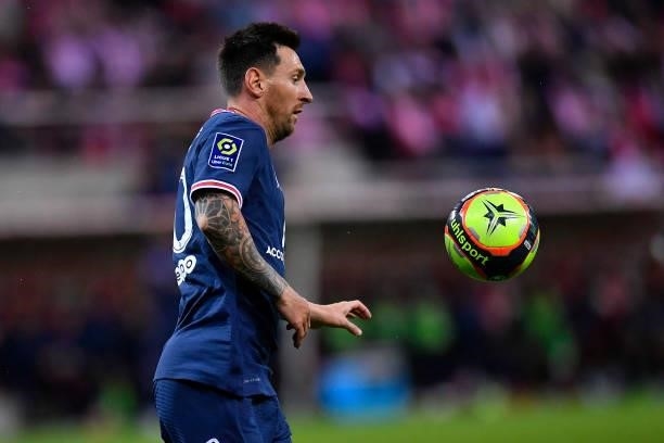 Lionel Messi of Paris Saint-Germain controls the ball during the Ligue 1 Uber Eats match between Reims and Paris Saint Germain at Stade Auguste...