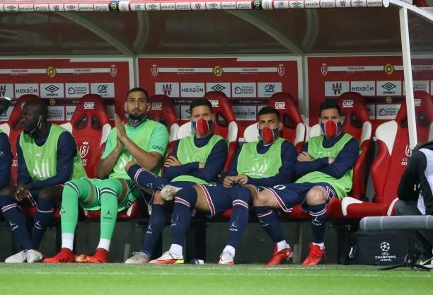 Goalkeeper Gianluigi Donnarumma, Ander Herrera, Leandro Paredes, Lionel Messi of PSG on the bench during the Ligue 1 Uber Eats match between Stade...