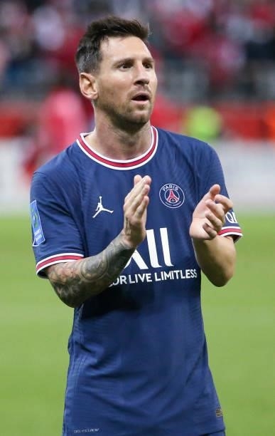 Lionel Messi of PSG salutes the supporters following the Ligue 1 Uber Eats match between Stade Reims and Paris Saint Germain at Stade Auguste Delaune...