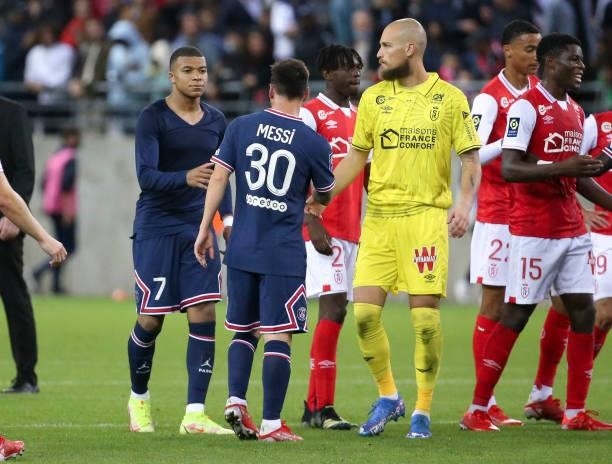 Lionel Messi of PSG salutes Kylian Mbappe of PSG, goalkeeper of Reims Predrag Rajkovic following the Ligue 1 Uber Eats match between Stade Reims and...