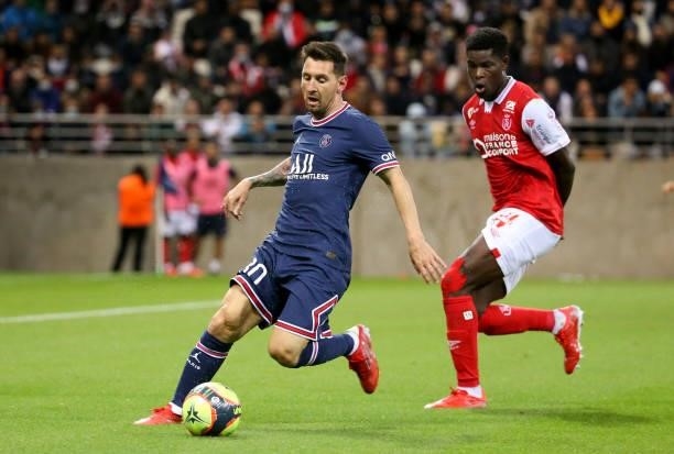 Lionel Messi of PSG, Marshall Munetsi of Reims during the Ligue 1 Uber Eats match between Stade Reims and Paris Saint Germain at Stade Auguste...