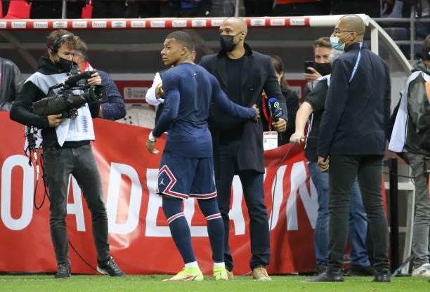 Kylian Mbappe of PSG salutes Thierry Henry, pundit for Amazon Prime VIdeo following the Ligue 1 Uber Eats match between Stade Reims and Paris Saint...