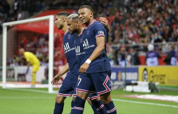 Kylian Mbappe of PSG celebrates his first goal with Neymar Jr, Achraf Hakimi during the Ligue 1 Uber Eats match between Stade Reims and Paris Saint...