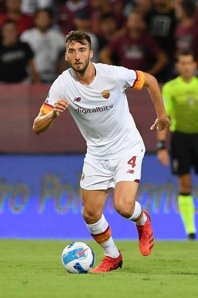 Bryan Cristante of AS Roma during the Serie A match between US Salernitana and AS Roma at Stadio Arechi on August 29, 2021 in Salerno, Italy.