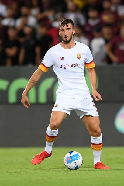 Bryan Cristante of AS Roma during the Serie A match between US Salernitana and AS Roma at Stadio Arechi on August 29, 2021 in Salerno, Italy.