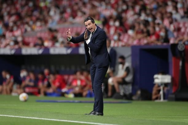 Manager Unai Emery of Villarreal CF gives instructions during the La Liga Santader match between Club Atletico de Madrid and Villarreal CF at Estadio...