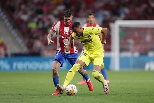 Rodrigo de Paul of Atletico de Madrid acfb Arnaut Danjuma of Villarreal CF during the La Liga Santader match between Club Atletico de Madrid and...