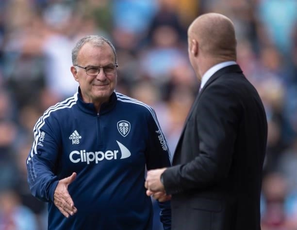 Leeds United manager Marcelo Bielsa shakes hands with Burnley manager Sean Dyche before the Premier League match between Burnley and Leeds United at...