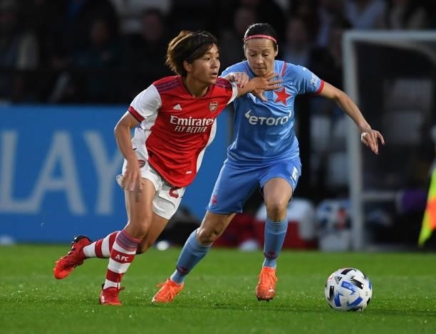 Mana Iwabuchi of Arsenal takes on Michaela Khyrova of Slavia Prague during the UEFA Women's Champions League match between Arsenal Women and Slavia...