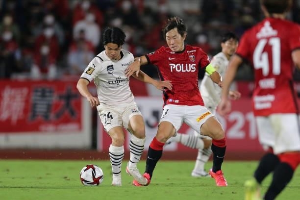 Ten MIYAGI of Kawasaki Frontale and Tomoya UGAJIN of Urawa Reds battle for the ball during the J.League YBC Levain Cup quarter final first leg...