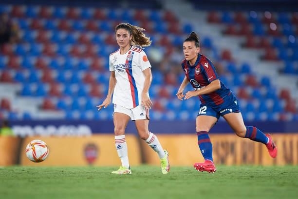 Van de Dunk of Lyon cbeing followed by Leire Baños of Levante UD during the UEFA Women's Champions League match between Levante UD and Lyon at Ciutat...