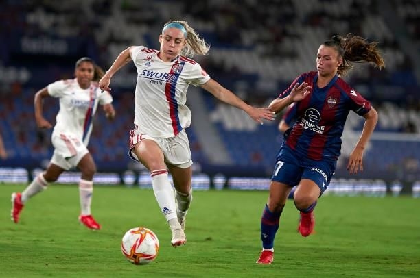 Silvia Lloris of Levante UD competes for the ball with Ellie Carpenter of Lyon during UEFA Women's Champions League Round 2 match between Levante UD...