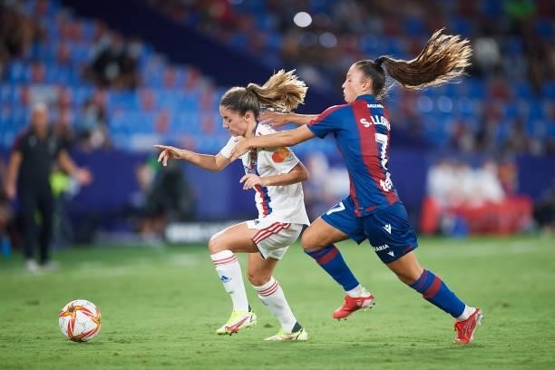 Van de Dunk of Lyon cbeing followed by Silvia Lloris of Levante UD during the UEFA Women's Champions League match between Levante UD and Lyon at...