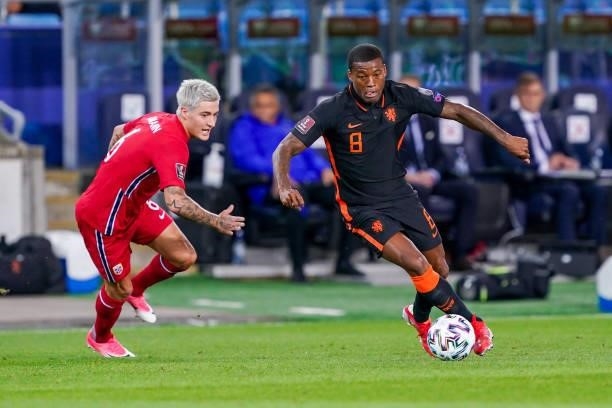 Mathias Normann of Norway, Georginio Wijnaldum of the Netherlands during the World Cup Qualifier match between Norway and Netherlands at Ullevaal...